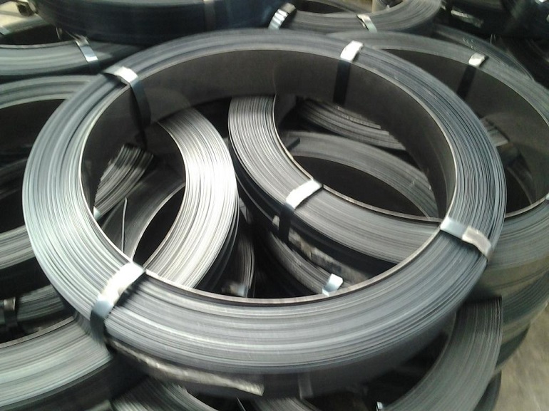 steel strapping rolls piled on top of each other 