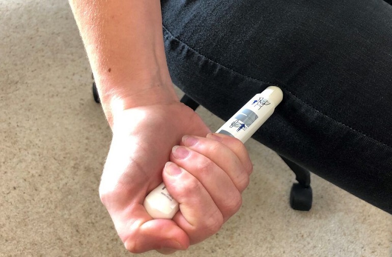 picture of a person using an adrenaline pen
