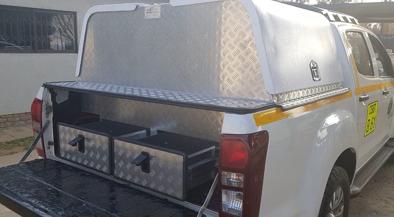 picture of an ute with gullwing canopy  toolbox