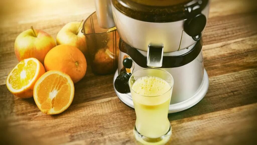 Most of us have made an orange juice or lemonade in our lives, and therefore we know what juicing is. It's the process in which we crush or grind fruit and vegetables to extract juice from them. With lots of them, we can do this by hand. However, some harder fruits and vegetables require a juicer, such as celery and apples.