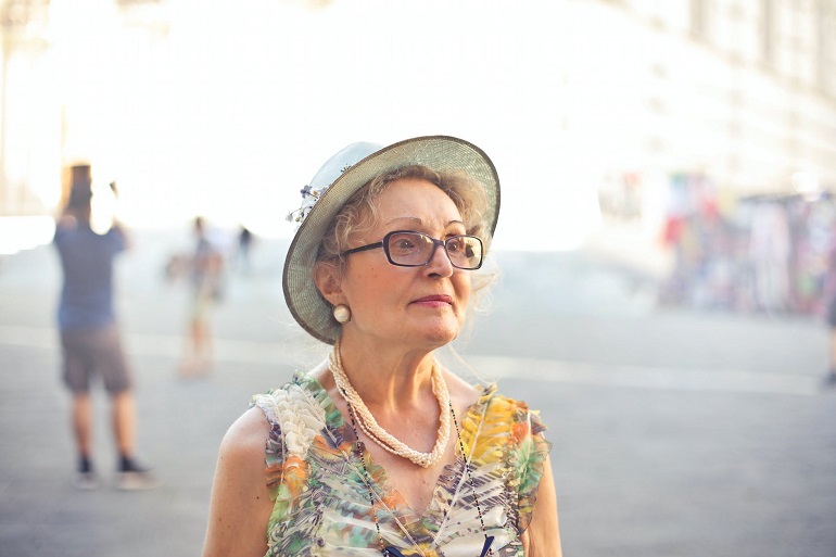 picture of a stylish and beautiful mature woman on the street 