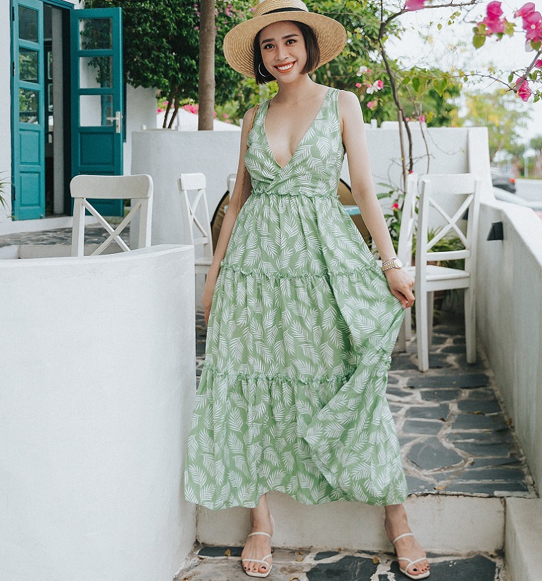 picture of woman standing on a stairs wearing hat, dress and sandals